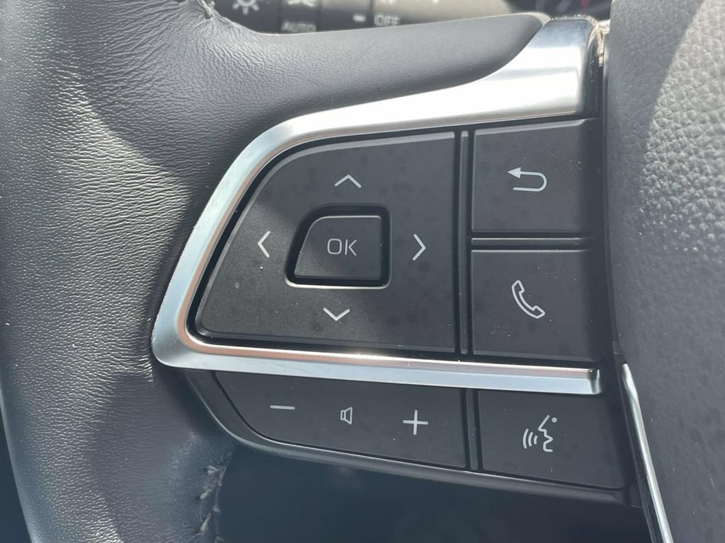 Used 2021 Toyota Highlander LE FWD image 26