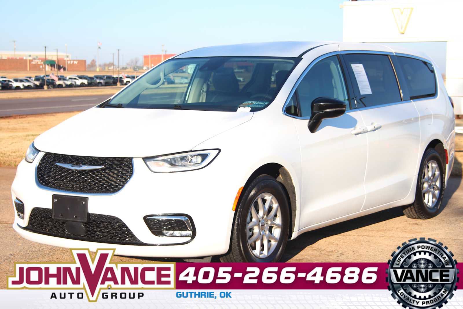 Used 2024 Chrysler Pacifica Touring-L image 3