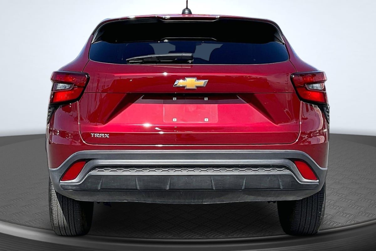 Used 2025 Chevrolet Trax LS FWD image 4