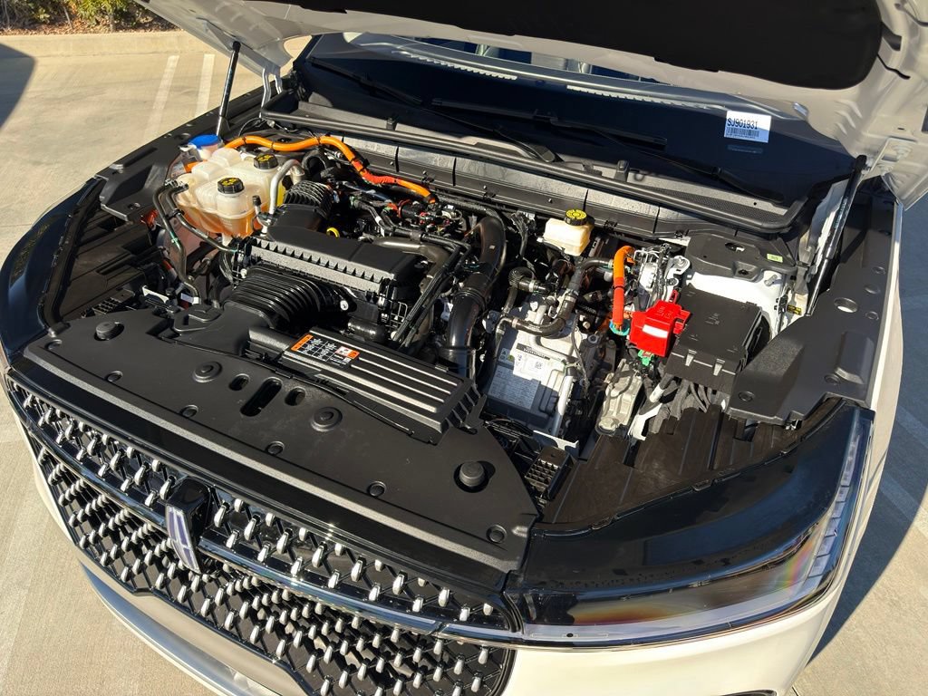 Used 2025 Lincoln Nautilus Reserve AWD/4WD image 5
