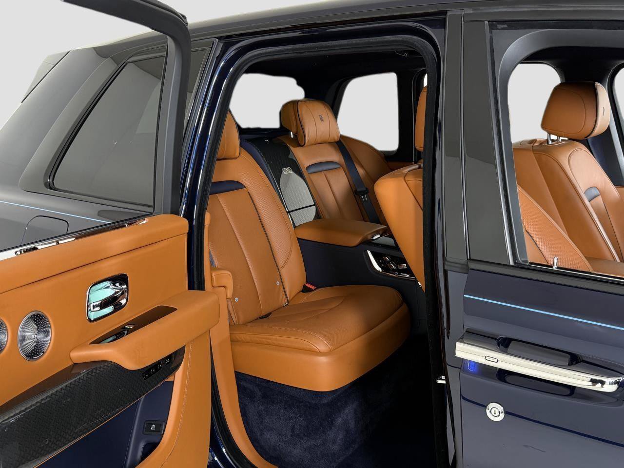 Used 2022 Rolls-Royce Cullinan Black Badge w/ Dark Exterior Package AWD/4WD image 37