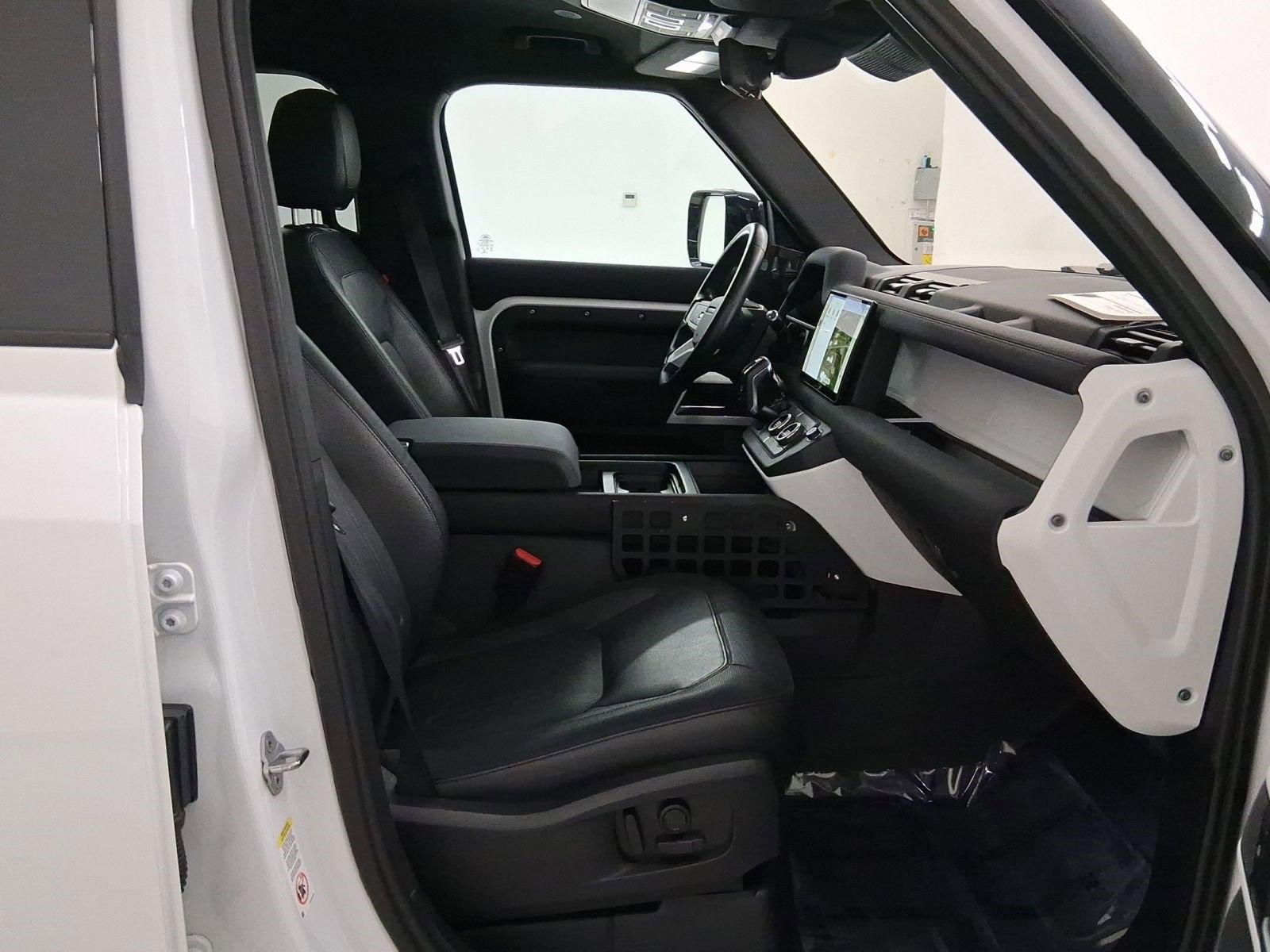 Used 2022 Land Rover Defender 110 X-Dynamic SE image 34