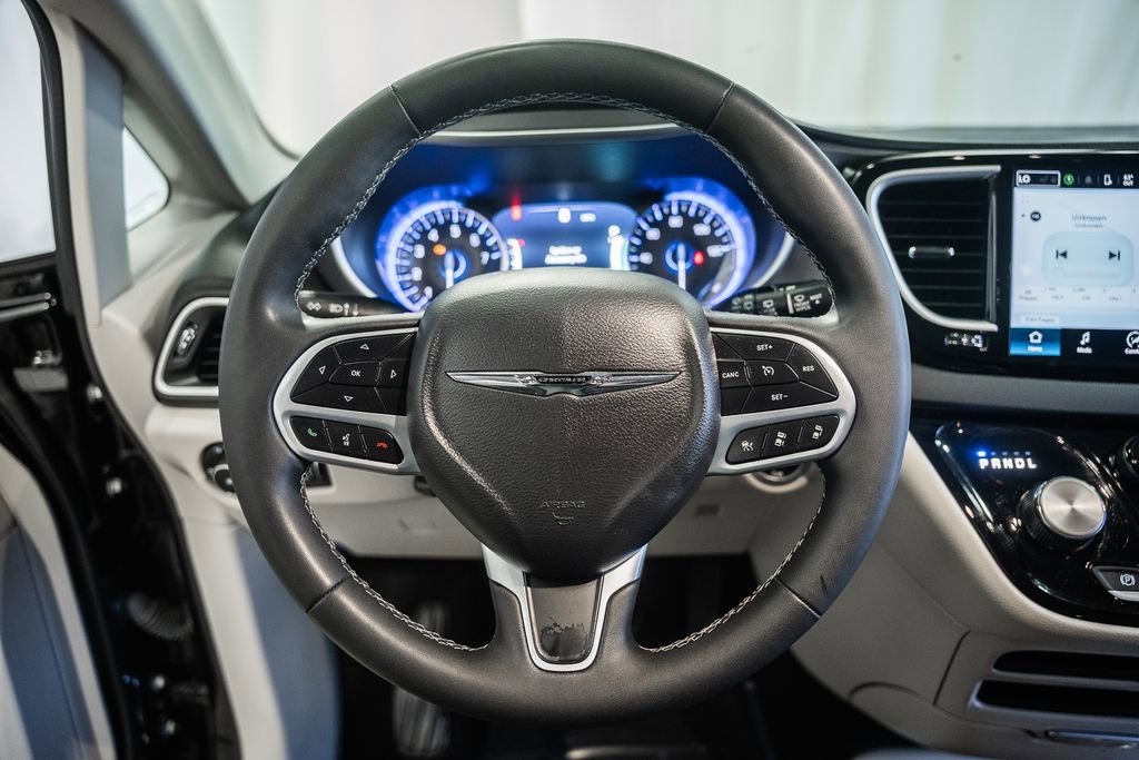 Used 2024 Chrysler Pacifica Touring-L image 32