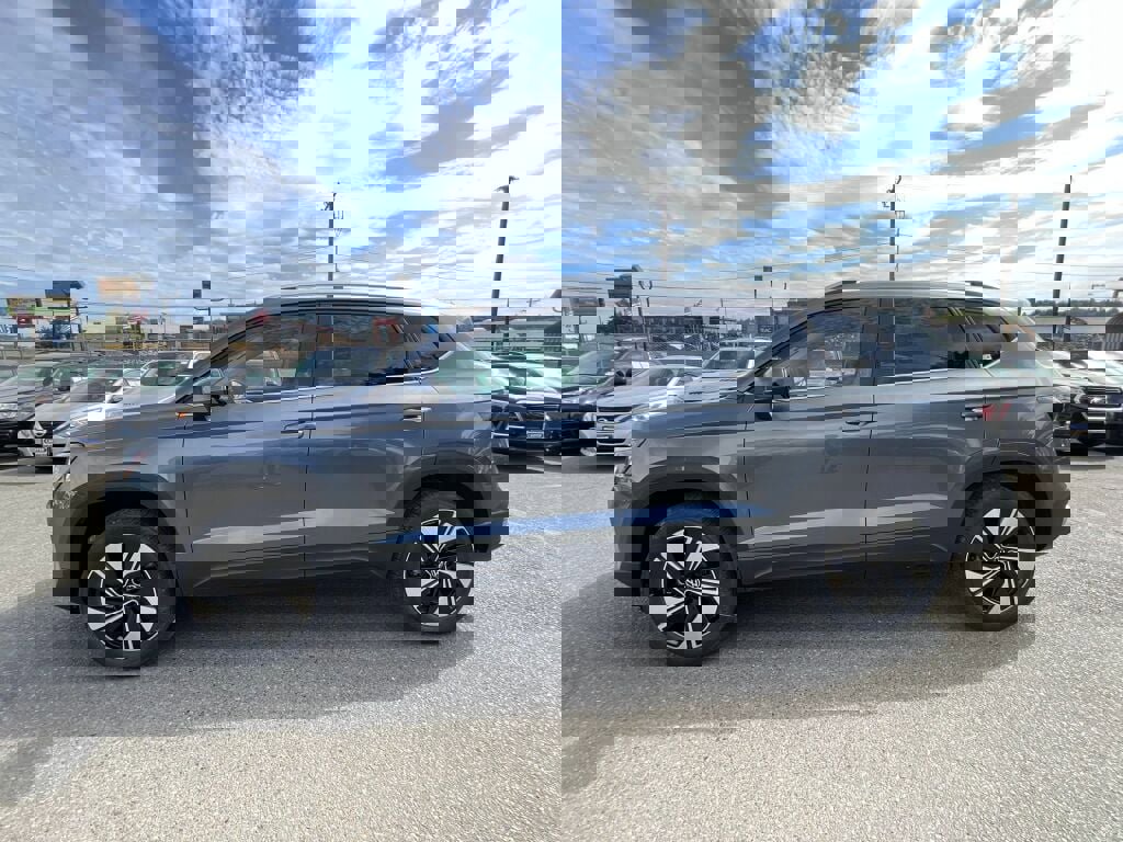 New 2025 Volkswagen Taos SE image 4