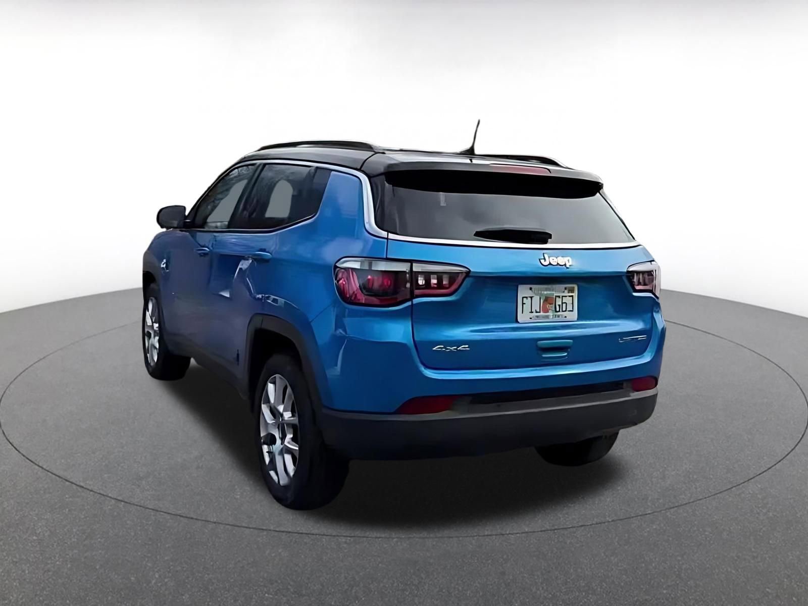 Used 2025 Jeep Compass Limited image 4