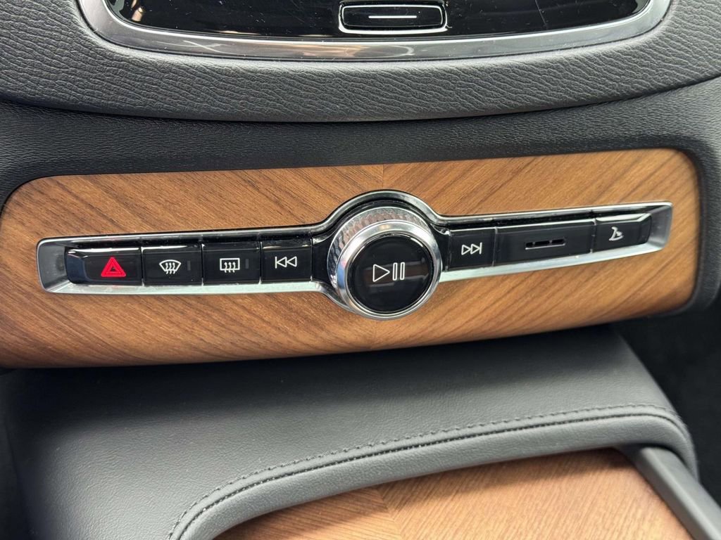 Certified 2023 Volvo XC90 B6 Plus image 27