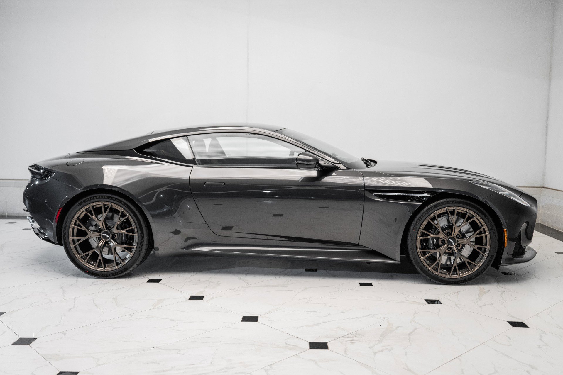 Used 2025 Aston Martin DB12 Coupe image 40