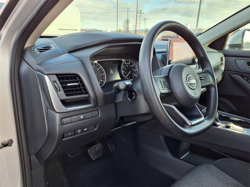 Used 2024 Nissan Rogue SV image 13