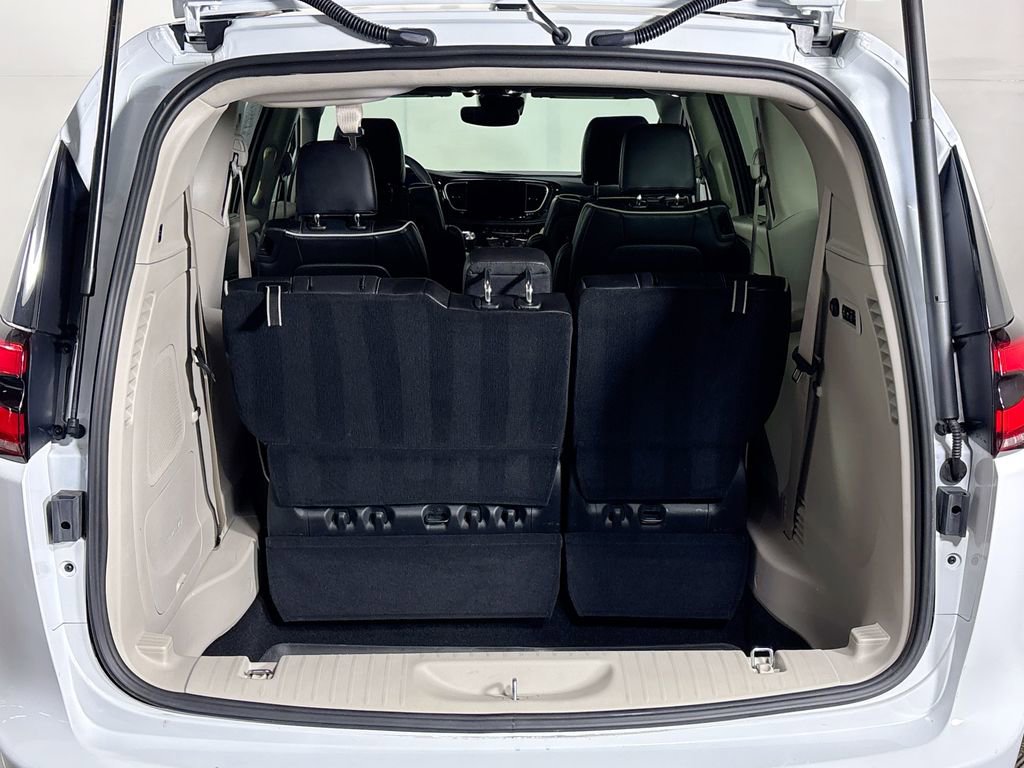 Used 2023 Chrysler Pacifica Limited w/ Uconnect Theater Family Group image 21