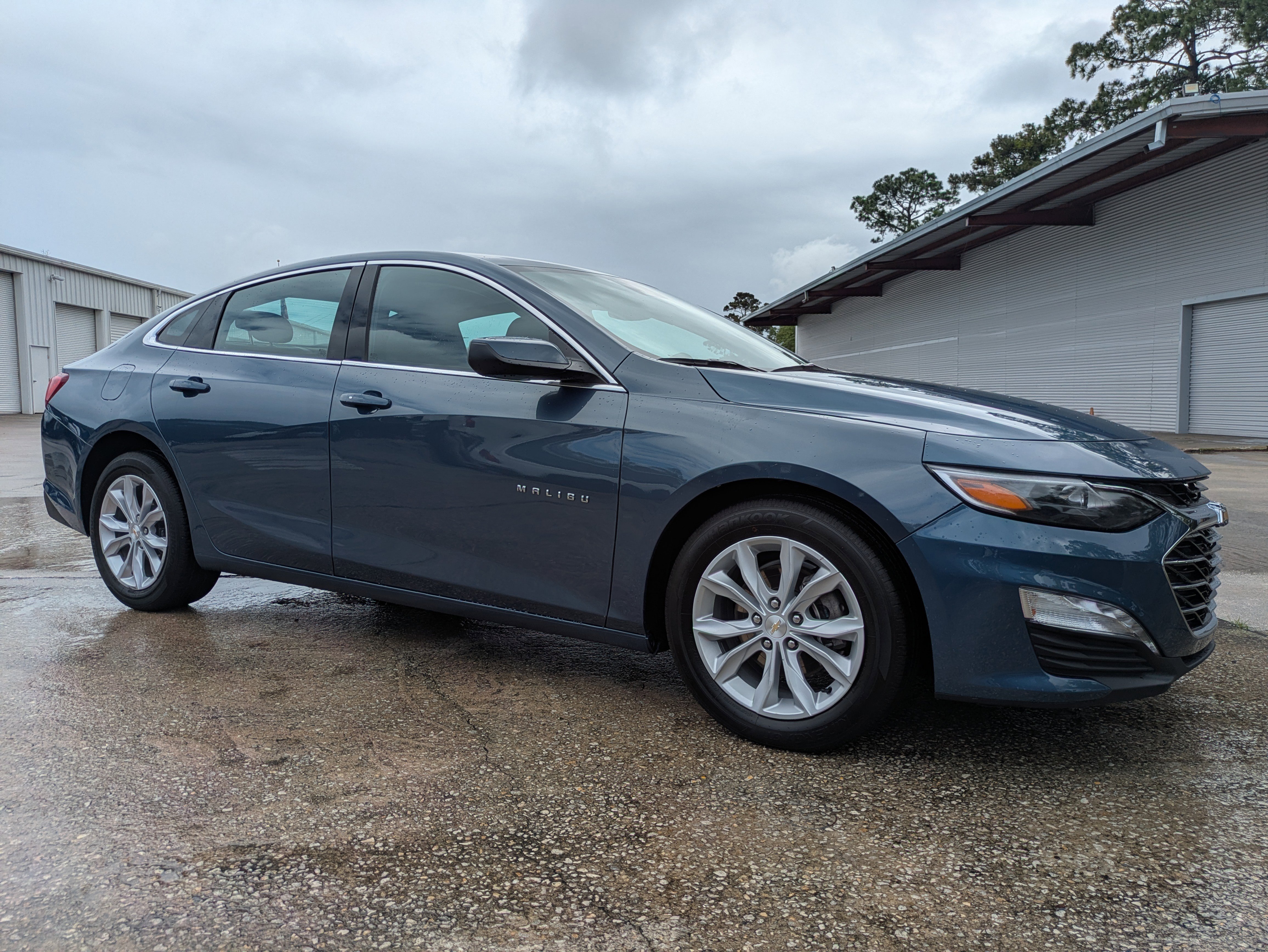 Used 2025 Chevrolet Malibu LT FWD image 3