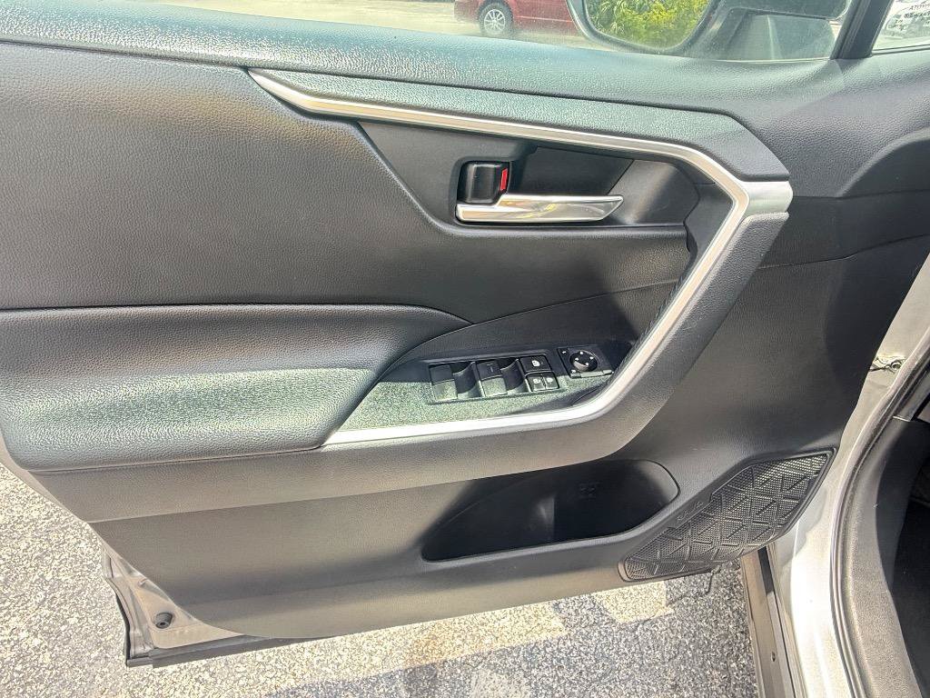 Used 2020 Toyota RAV4 XLE FWD image 8