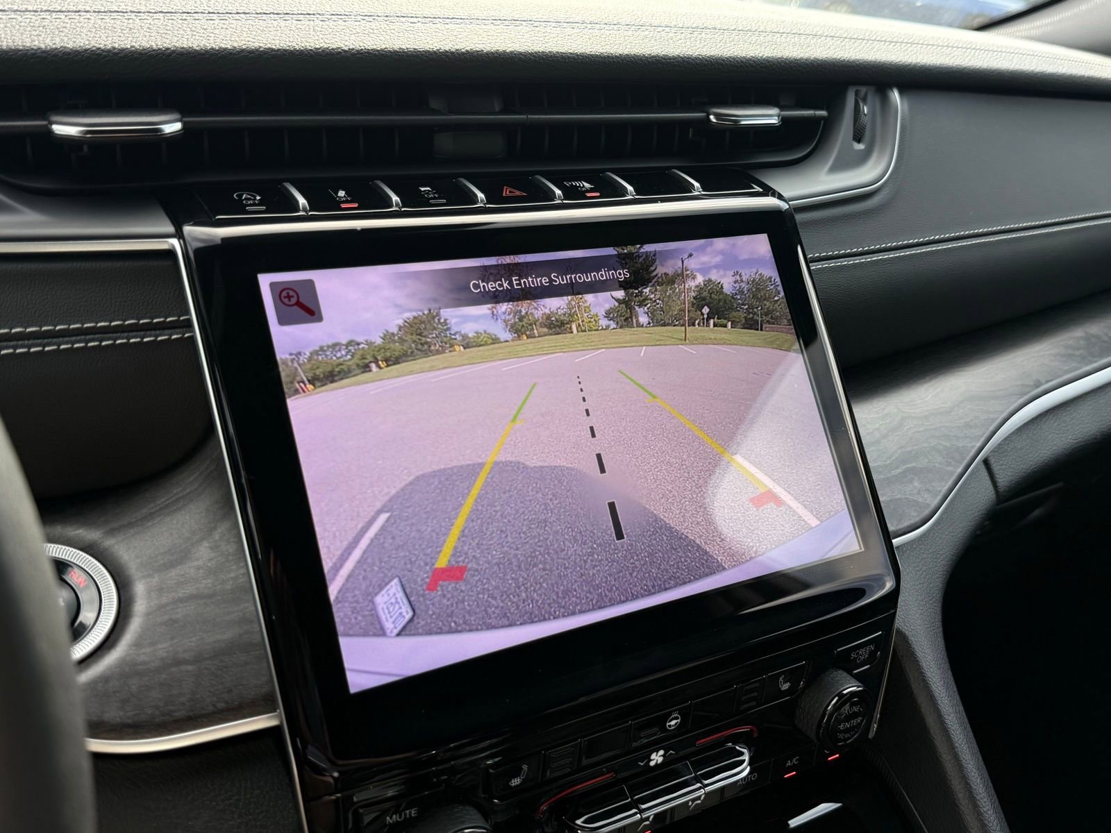 Used 2024 Jeep Grand Cherokee Limited image 30