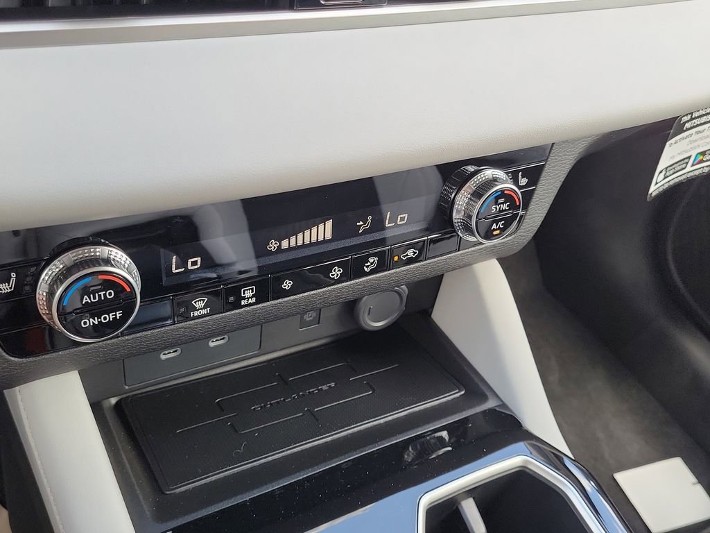 New 2025 Mitsubishi Outlander SE image 18