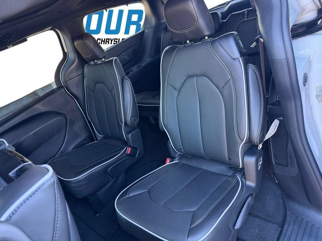 New 2026 Chrysler Pacifica Limited w/ Uconnect Theater Family Group FWD image 31