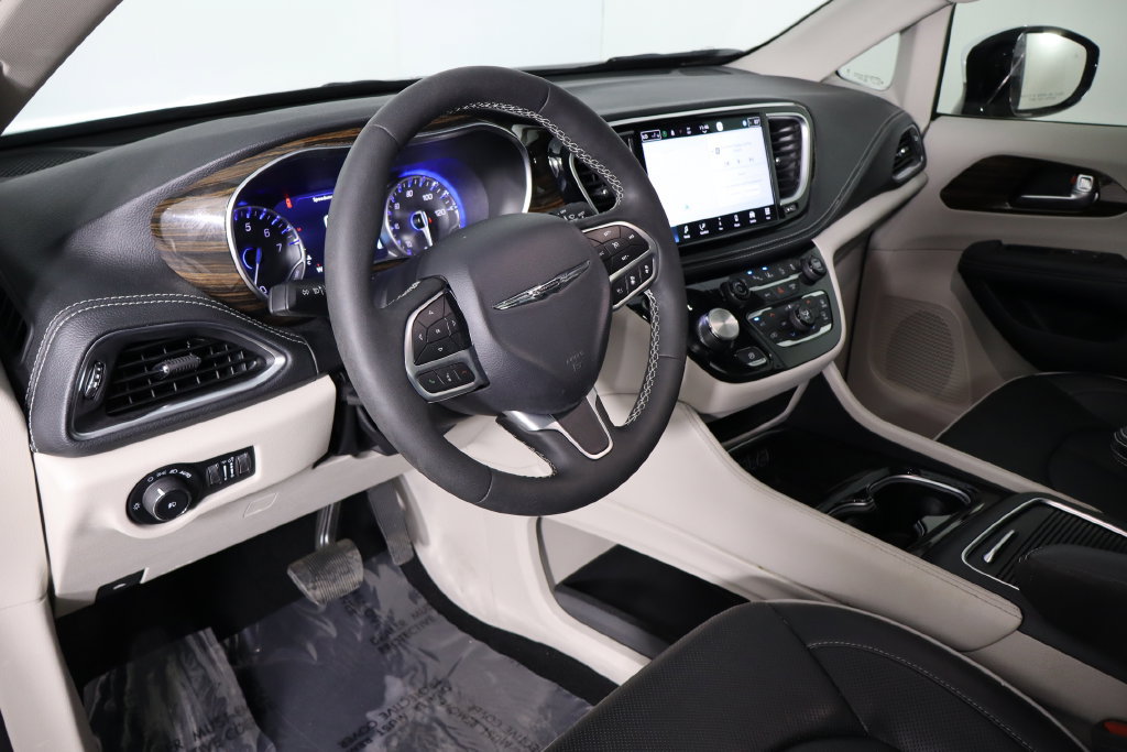 Used 2023 Chrysler Pacifica Limited FWD image 27