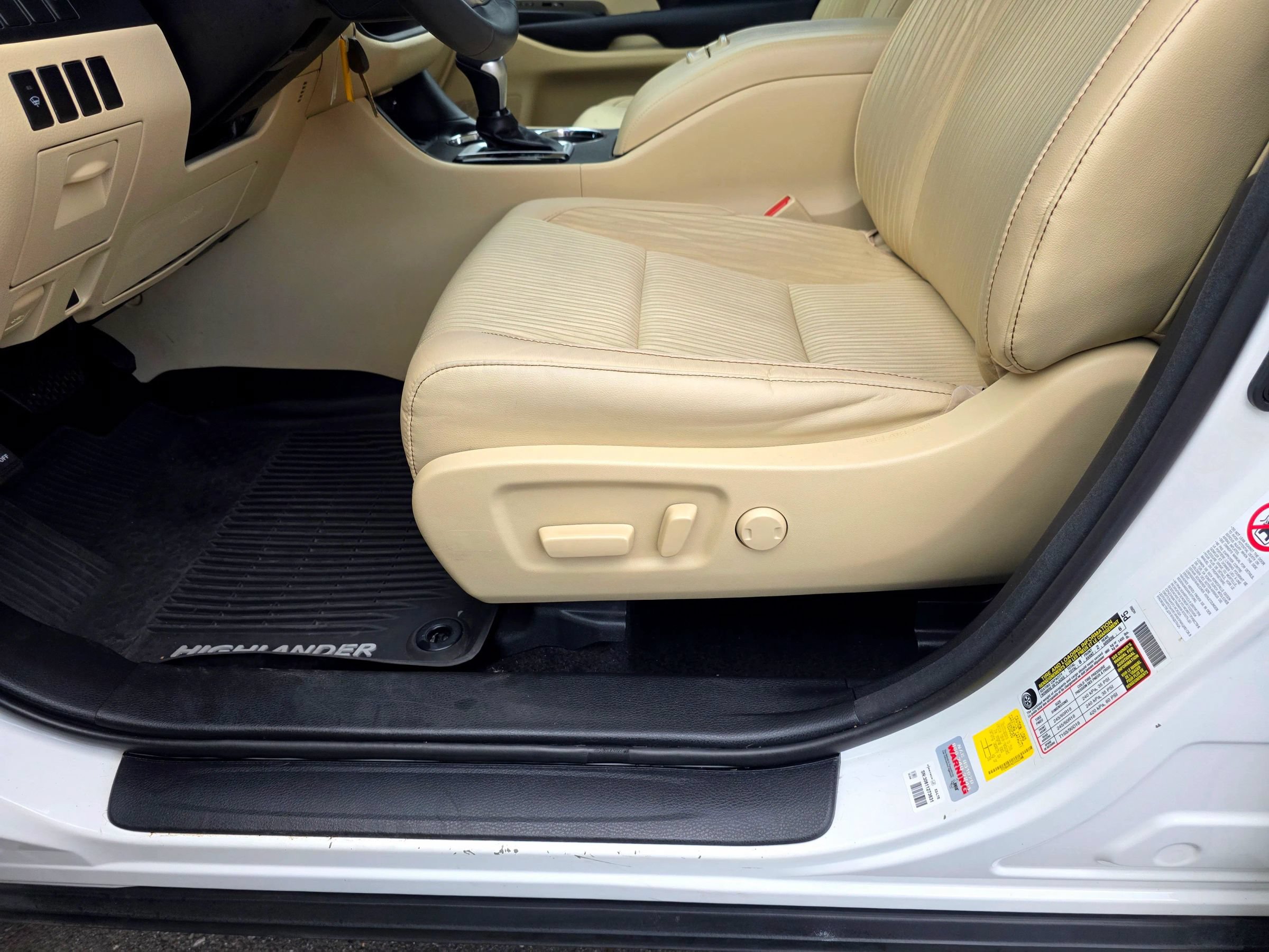 Used 2016 Toyota Highlander LE AWD/4WD image 41