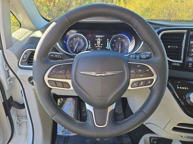 Used 2024 Chrysler Pacifica Touring-L FWD image 17