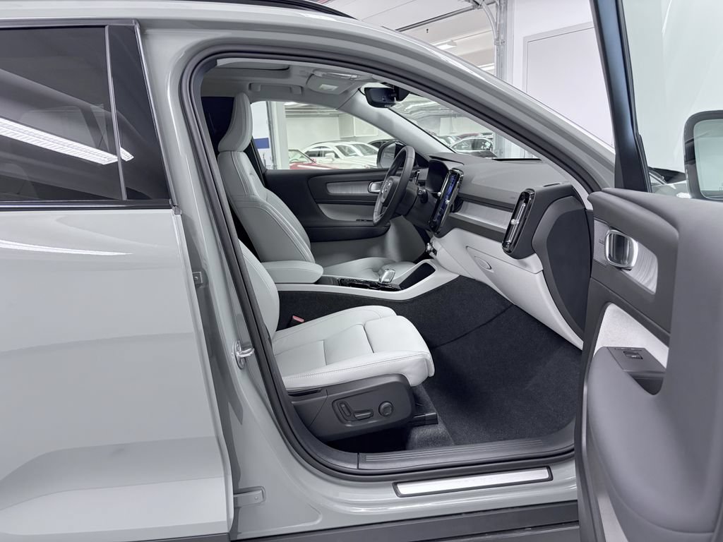Used 2025 Volvo XC40 B5 Ultra w/ Climate Package AWD/4WD image 17