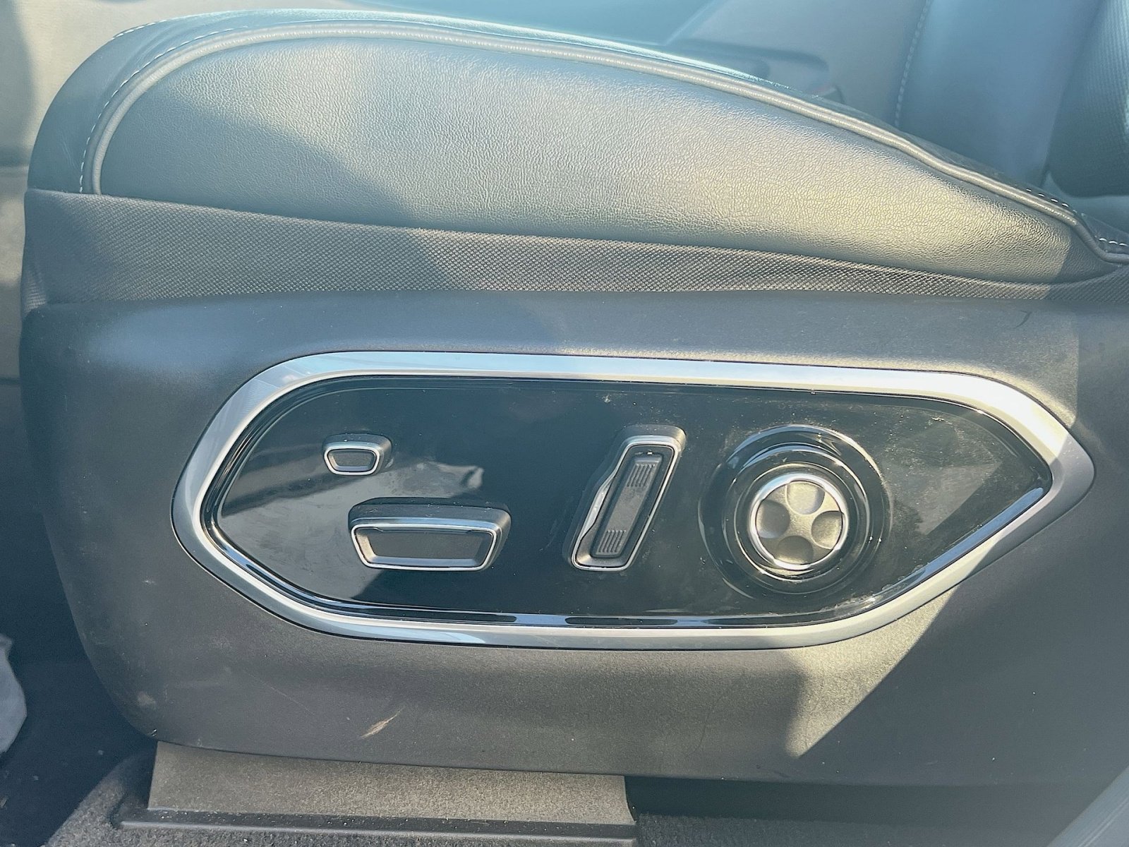 Used 2022 Jeep Grand Cherokee Overland w/ Advanced Protech Group III image 14