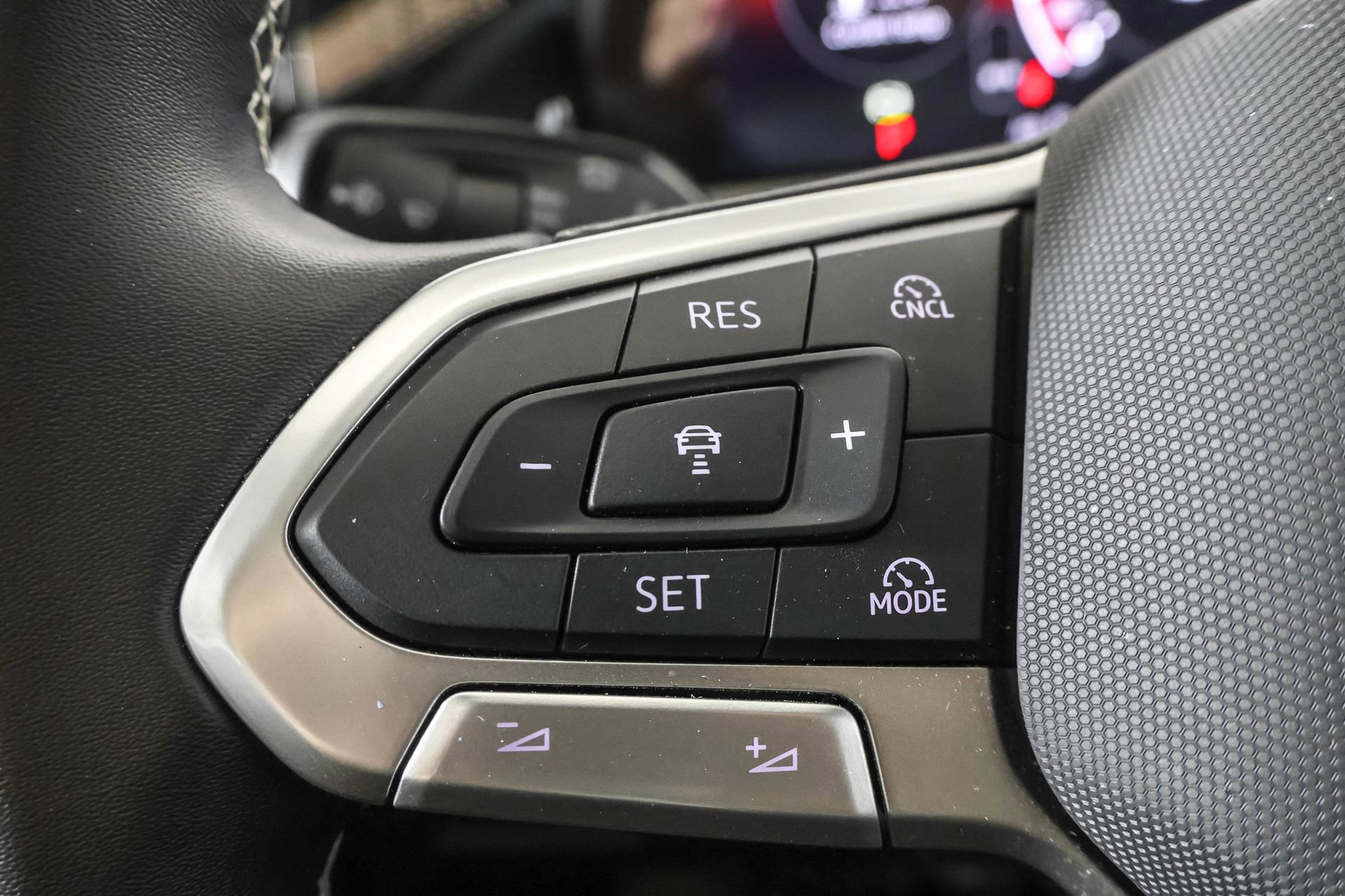 Used 2025 Volkswagen Tiguan SE w/ Panoramic Sunroof Package image 26