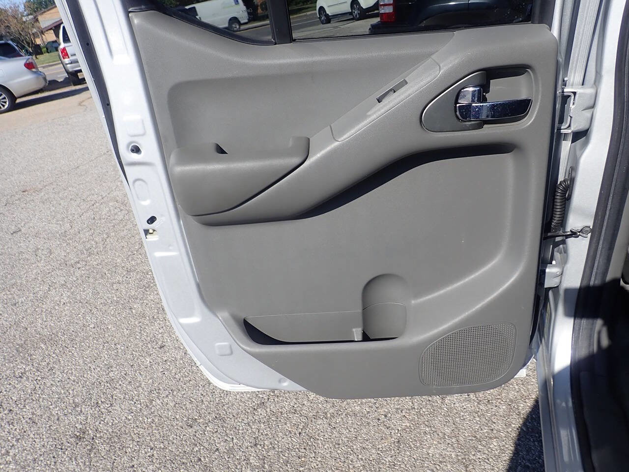 Used 2012 Nissan Frontier SV w/ SV Premium Utility Pkg image 14