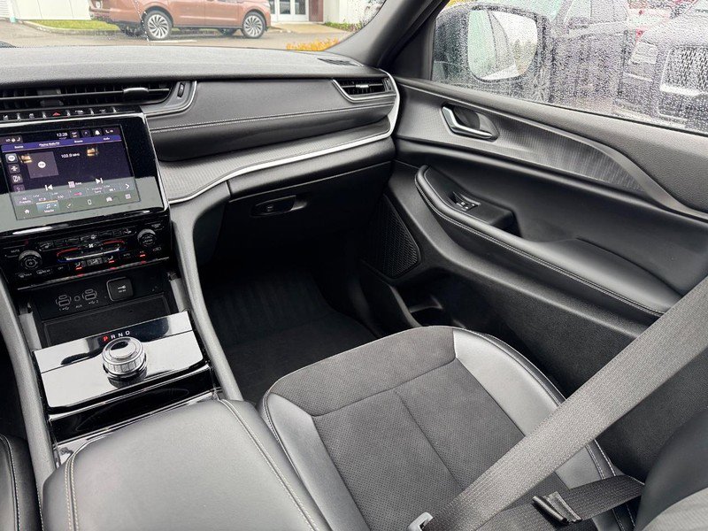 Used 2023 Jeep Grand Cherokee L Laredo image 16