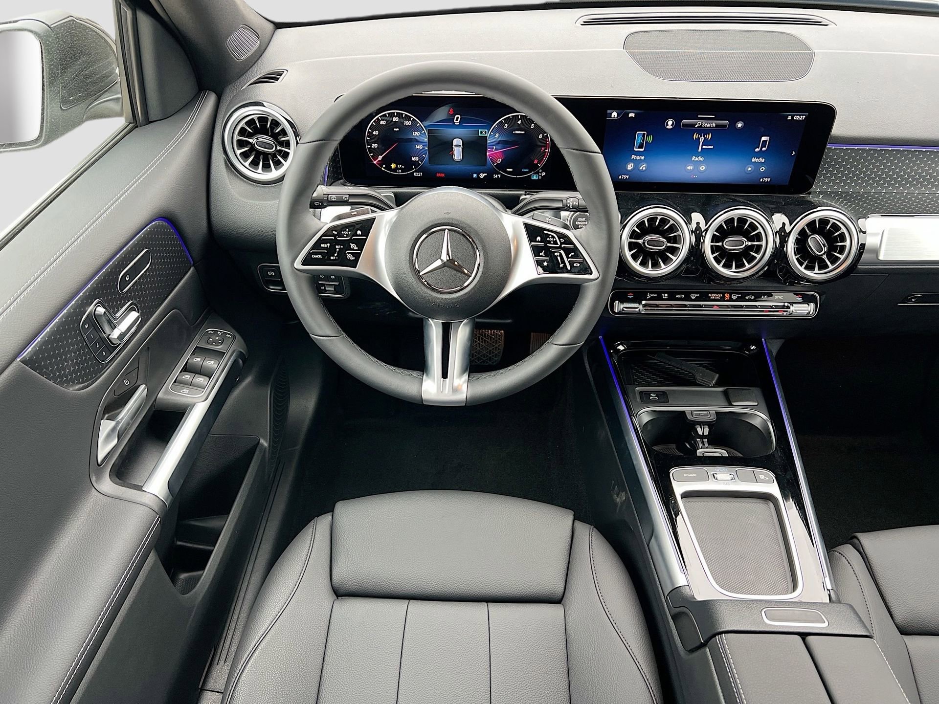 Used 2025 Mercedes-Benz GLB 250 4MATIC w/ Winter Package image 17