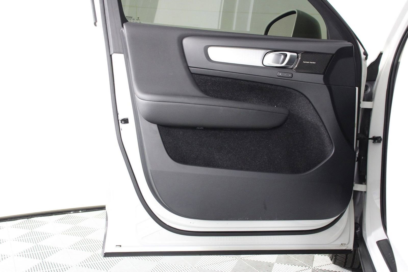 Used 2019 Volvo XC40 T5 Momentum image 17