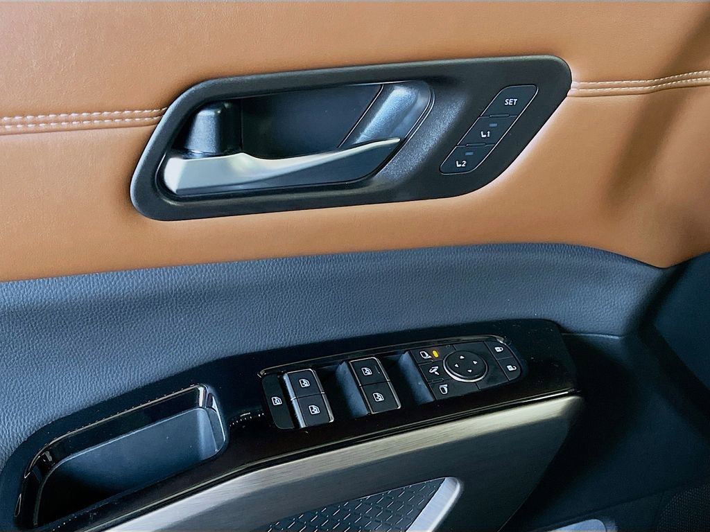 Used 2024 Nissan Pathfinder Platinum w/ Black Appearance Package image 18