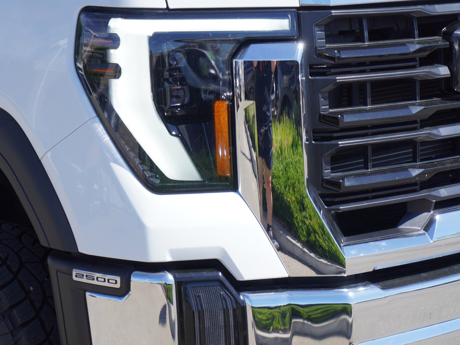 Used 2024 GMC Sierra 2500 Pro w/ Convenience Package image 3