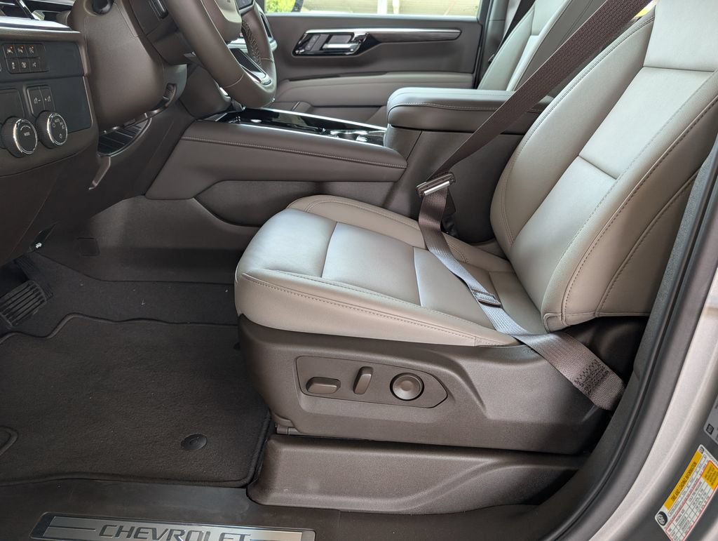 New 2026 Chevrolet Suburban LT w/ LPO, Dark Essentials Package RWD image 10