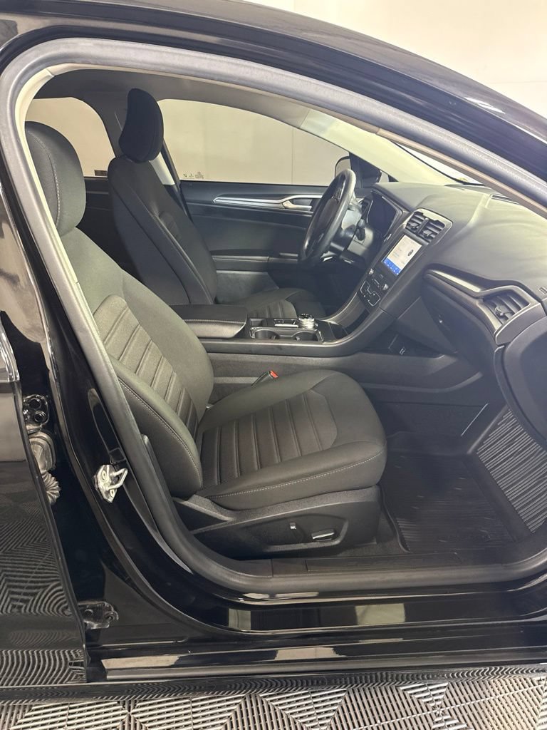 Used 2020 Ford Fusion SE AWD/4WD image 16