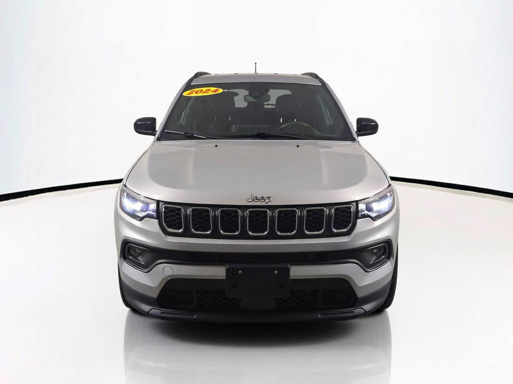 Used 2024 Jeep Compass Latitude AWD/4WD image 3