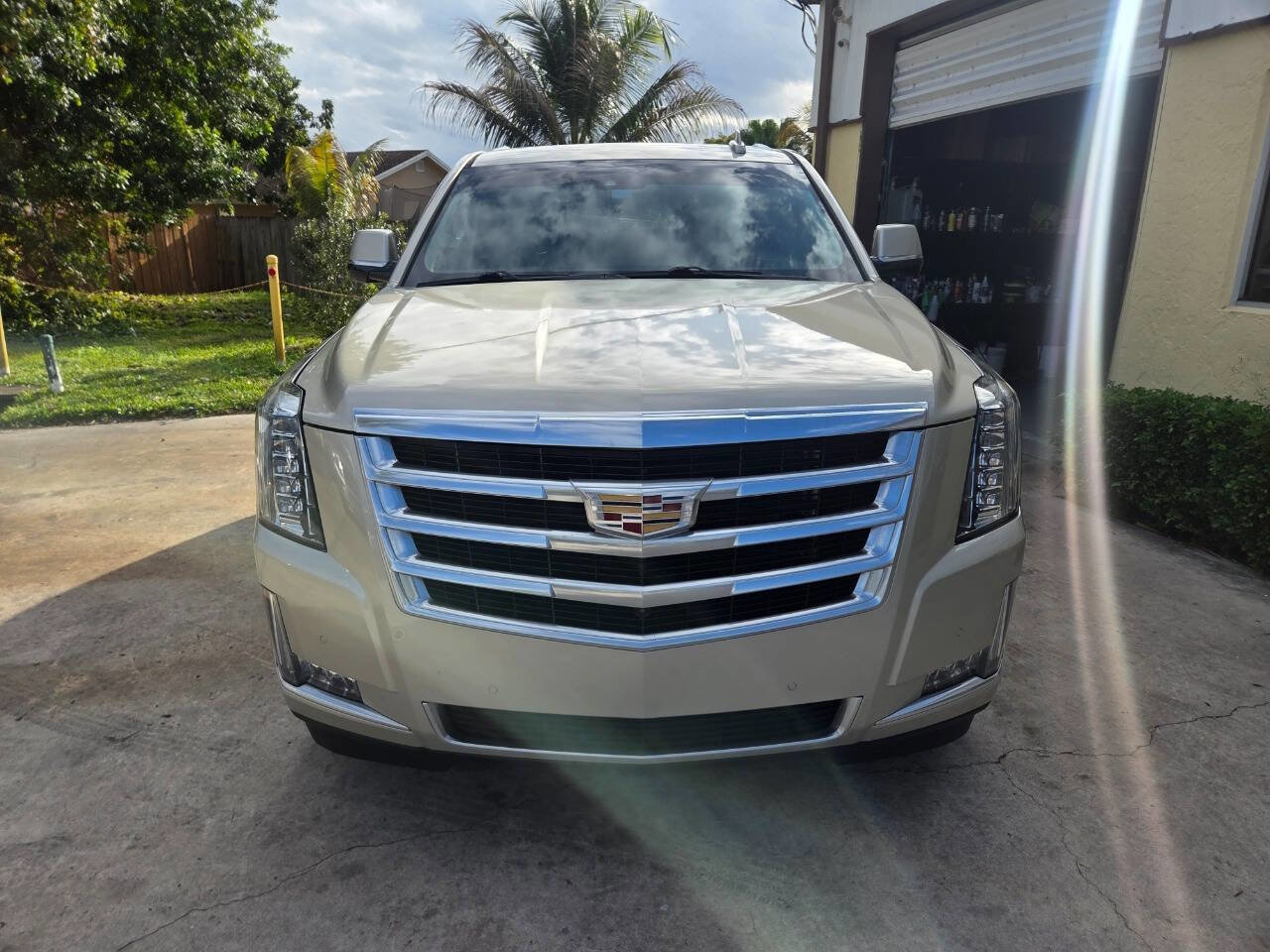 Used 2016 Cadillac Escalade Luxury RWD image 2