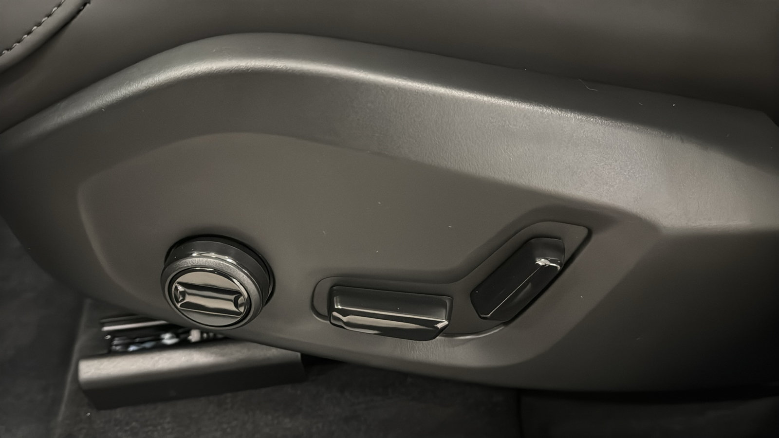 New 2027 Volvo XC60 T8 Plus AWD/4WD image 24