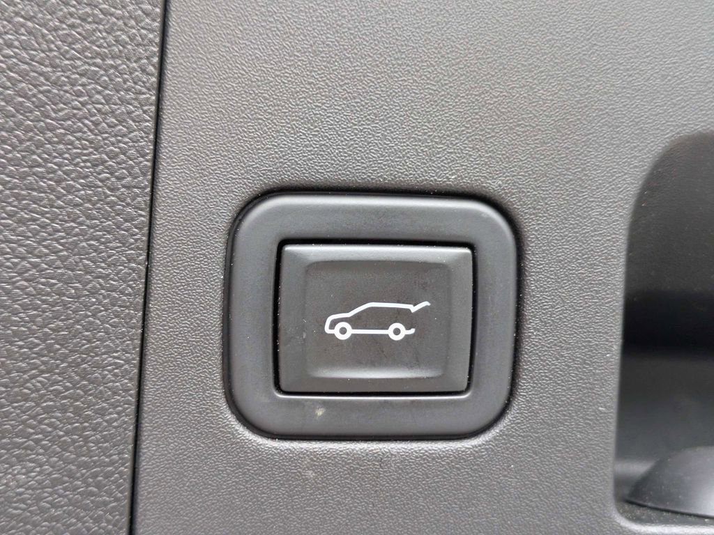 Used 2023 Cadillac XT4 Premium Luxury w/ Technology Package FWD image 13