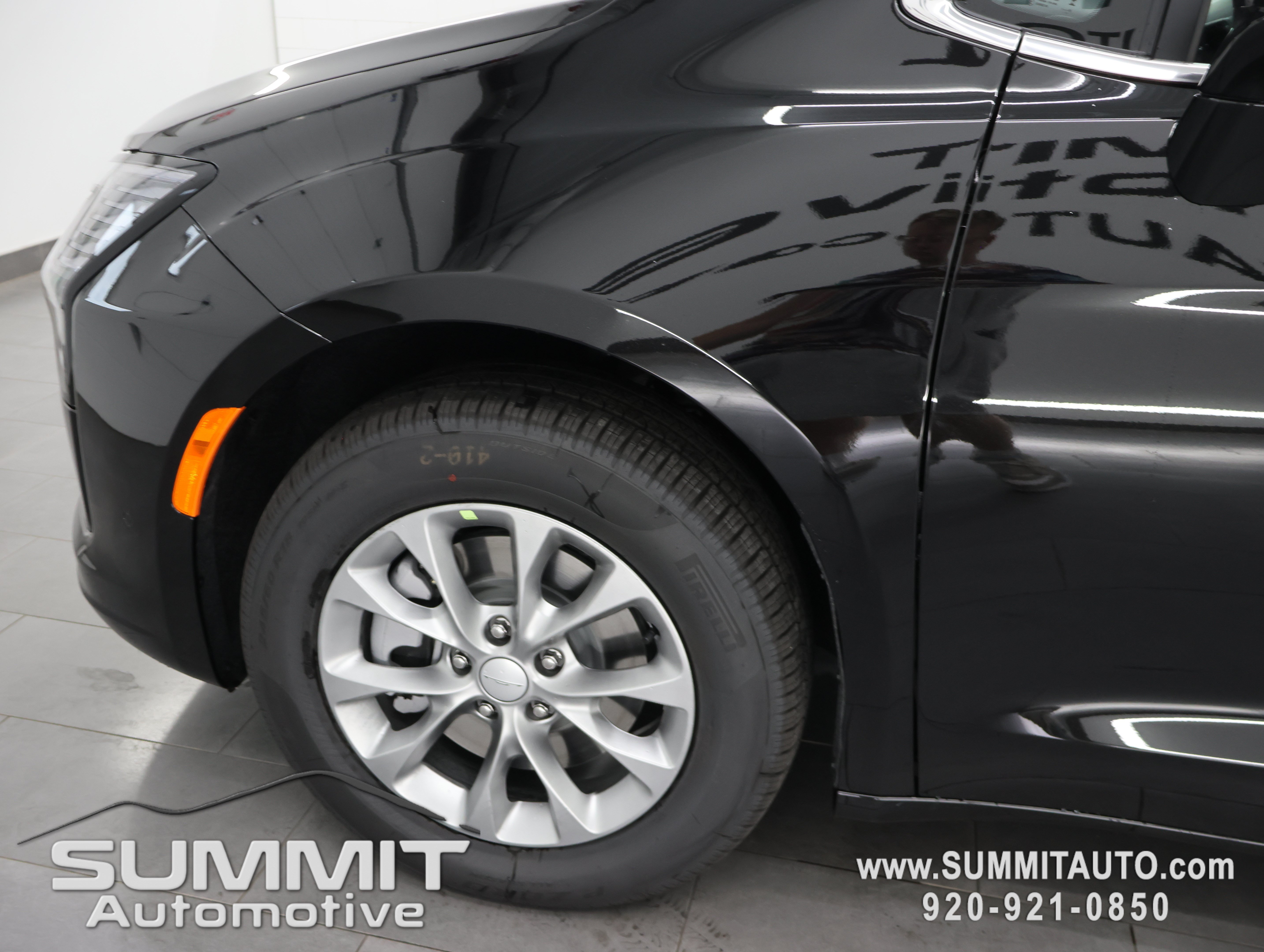 New 2027 Chrysler Pacifica Limited AWD/4WD image 40