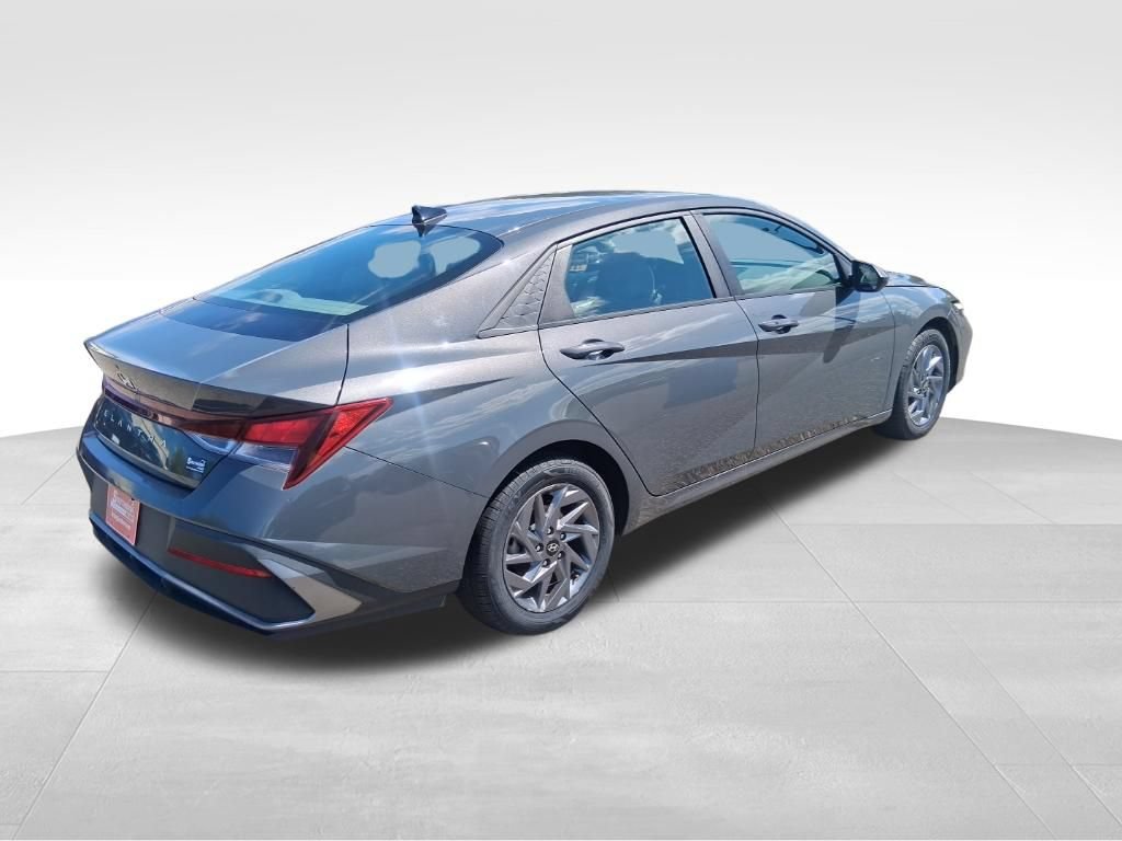 Used 2024 Hyundai Elantra SEL FWD image 5