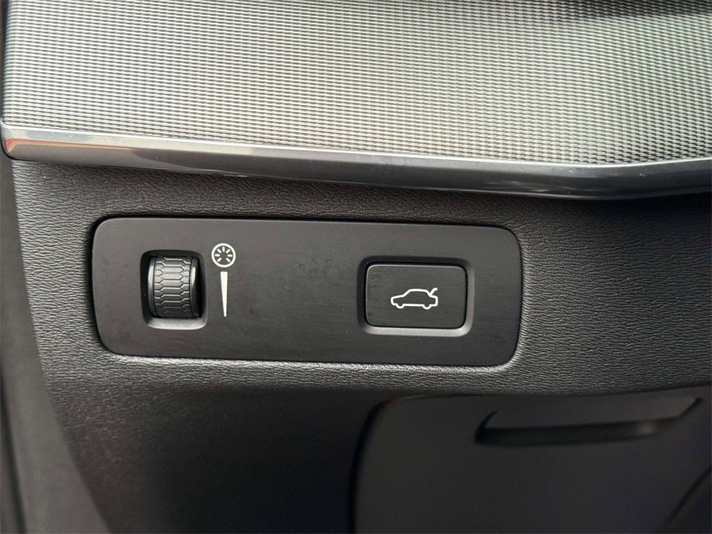 Used 2020 Volvo XC90 T6 R-Design image 28