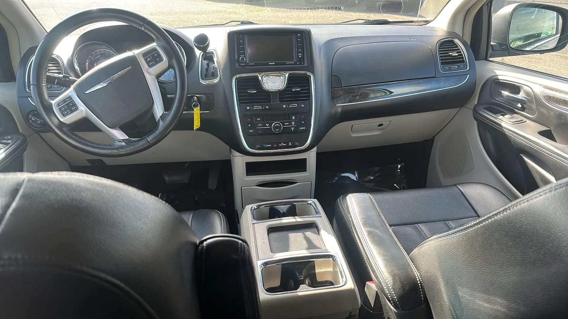 Used 2016 Chrysler Town & Country Touring FWD image 10