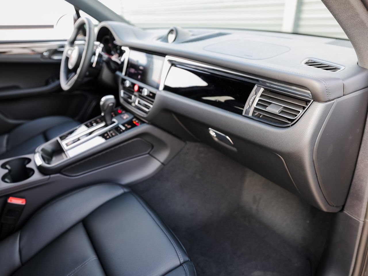 Certified 2026 Porsche Macan Turbo AWD/4WD image 27