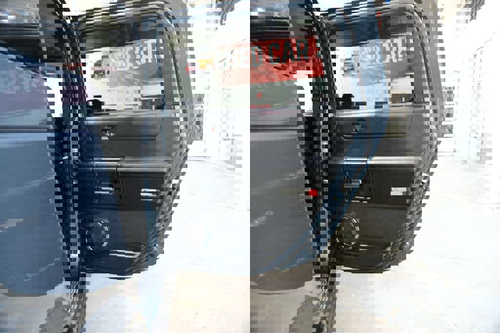 Used 2005 HUMMER H2 w/ Preferred Equipment Group image 24