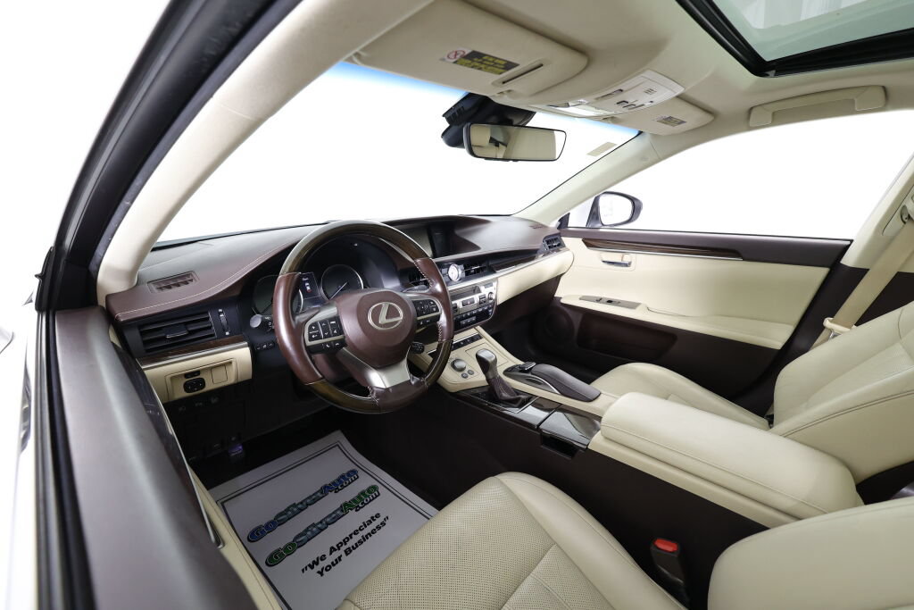 Used 2016 Lexus ES 300h w/ Luxury Package w/Wood Trim FWD image 10