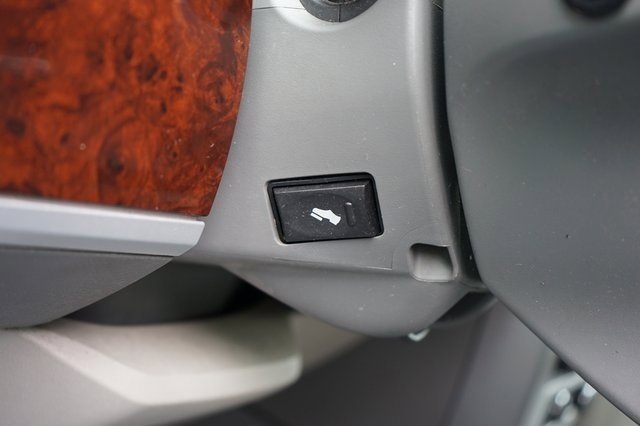 Used 2010 Chrysler Town & Country Touring image 7