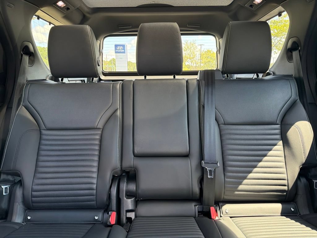 Used 2025 Land Rover Discovery Dynamic SE AWD/4WD image 33