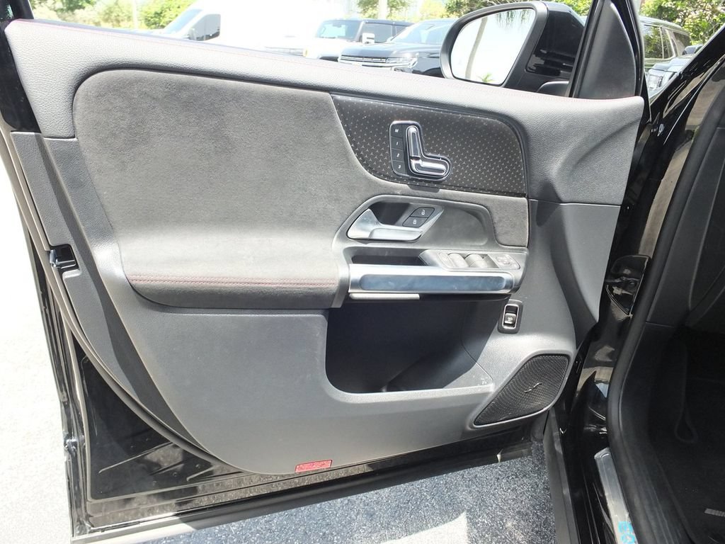 Used 2024 Mercedes-Benz EQB 300 4MATIC image 24