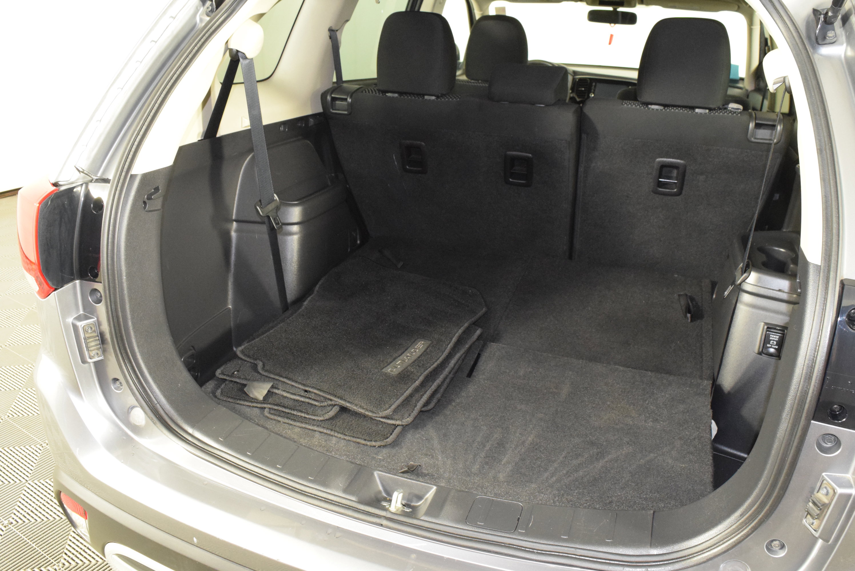 Used 2020 Mitsubishi Outlander ES image 37