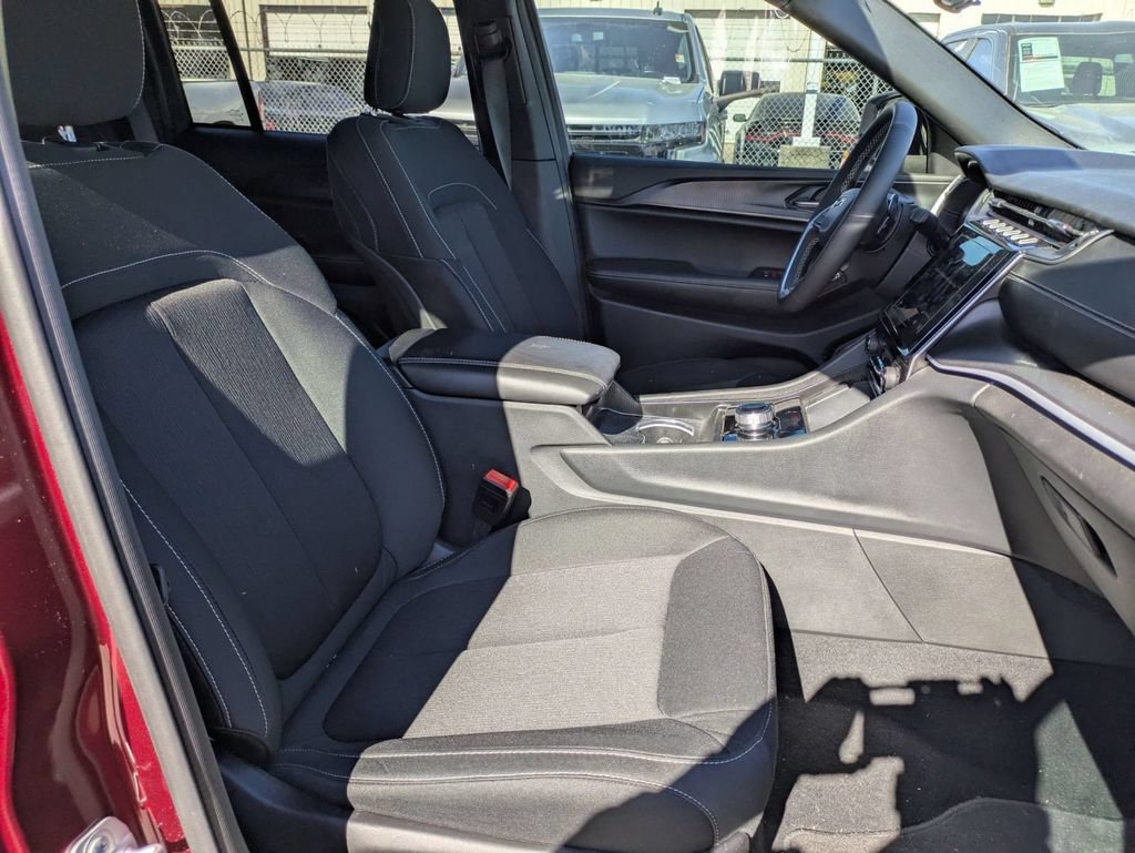 Used 2025 Jeep Grand Cherokee Laredo X RWD image 15