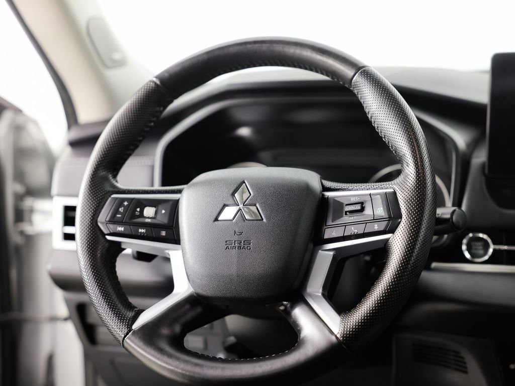 Used 2025 Mitsubishi Outlander SE image 22