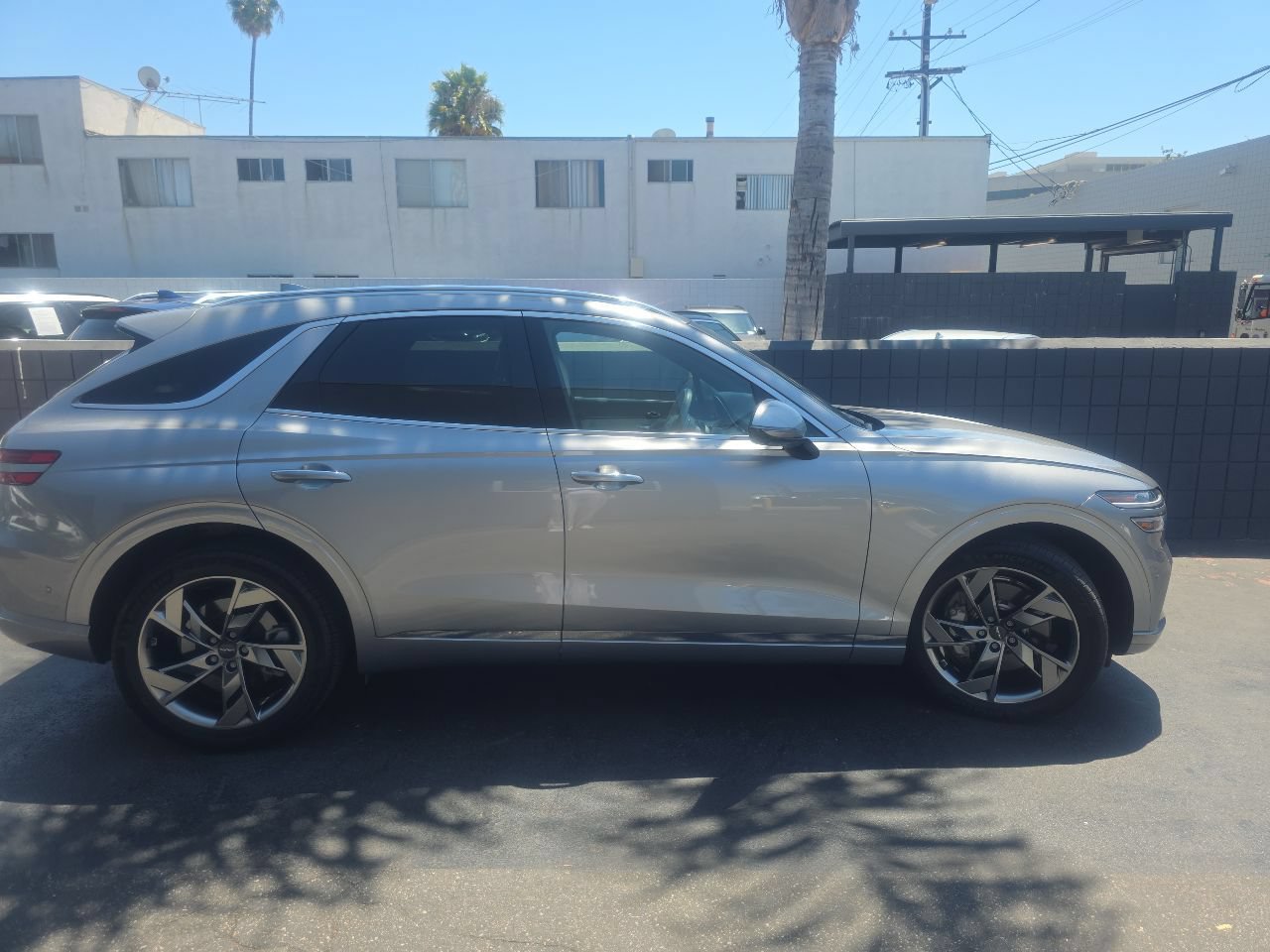 Used 2023 Genesis Electrified GV70 AWD/4WD image 2